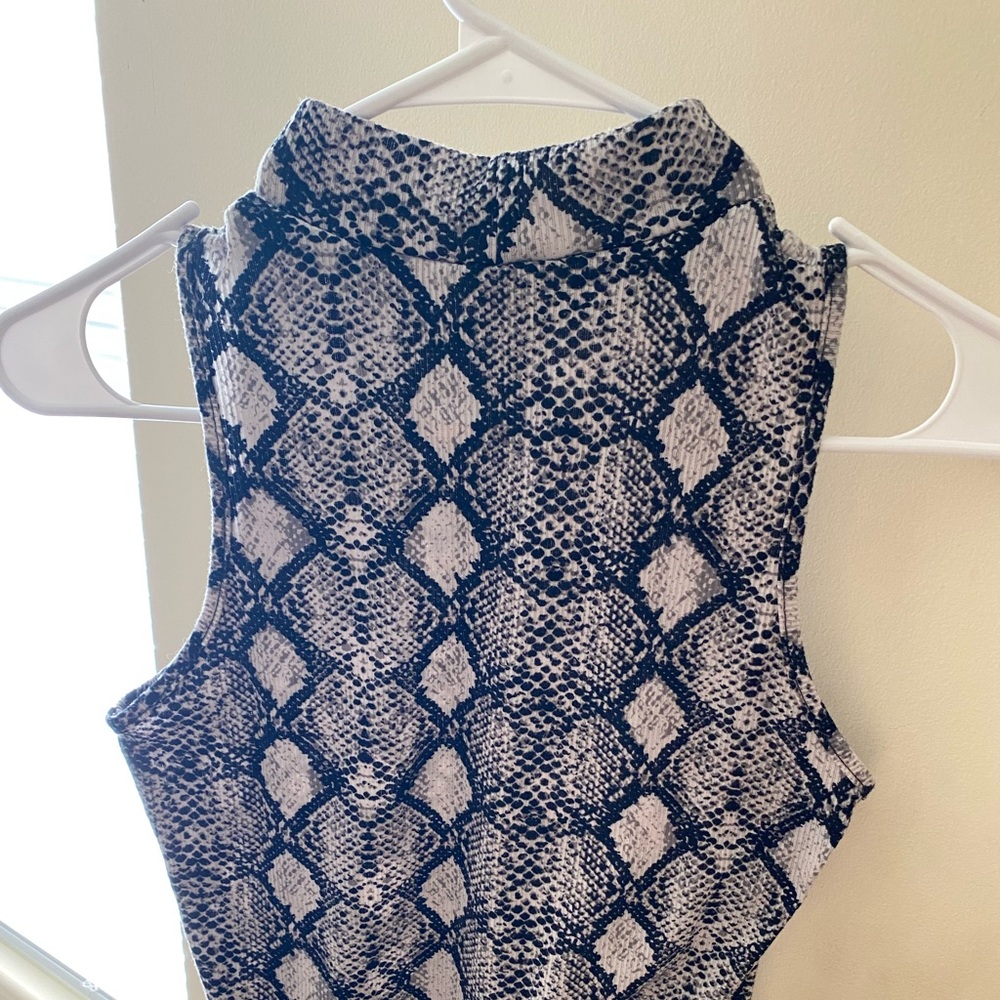 Crop top shirt. - Picture 1 of 2